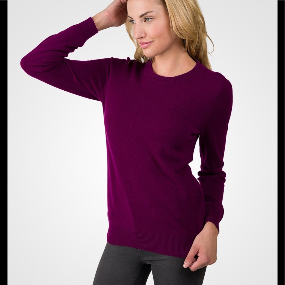 PLUM CASHMERE CREWNECK SWEATER